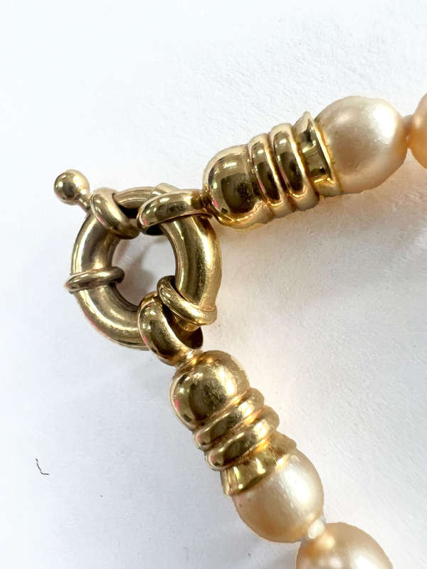 Necklace - Cream Faux Pearl Choker. Round Gold Colour. Round Clasp ML1799
