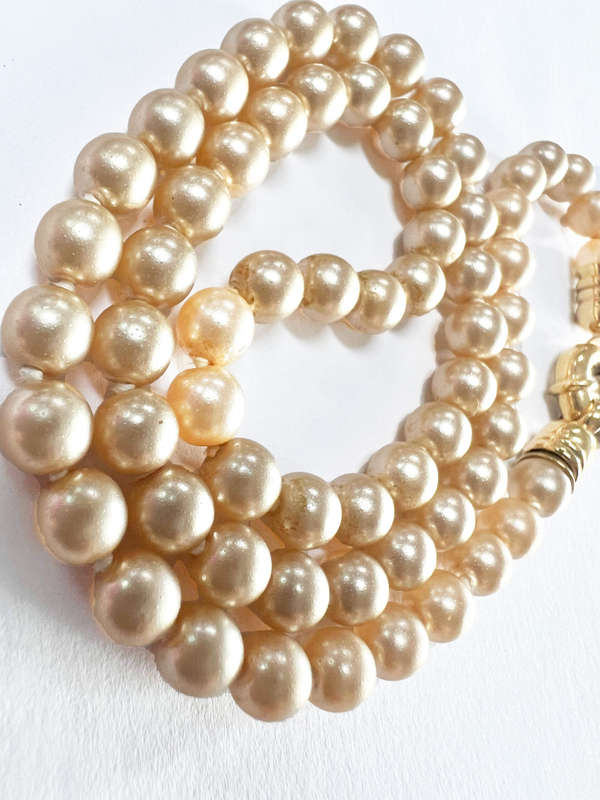Necklace - Cream Faux Pearl Choker. Round Gold Colour. Round Clasp ML1799