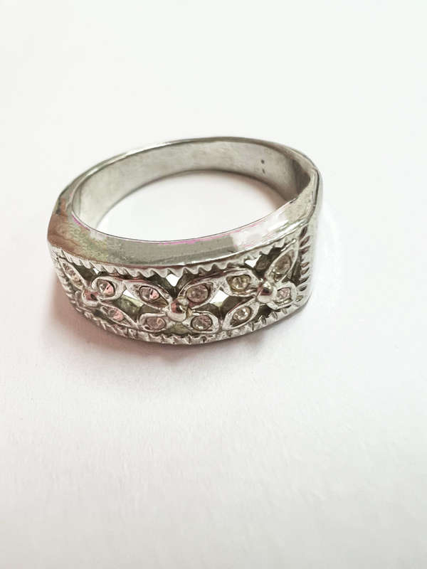 Ring - Silver Tone Colour. Wide Band with Centre Design of 3 Flowers ML1804