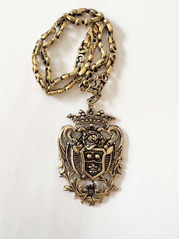 Necklace - Vintage Crest Shield Renaissance Gold Tone Necklace ML1811