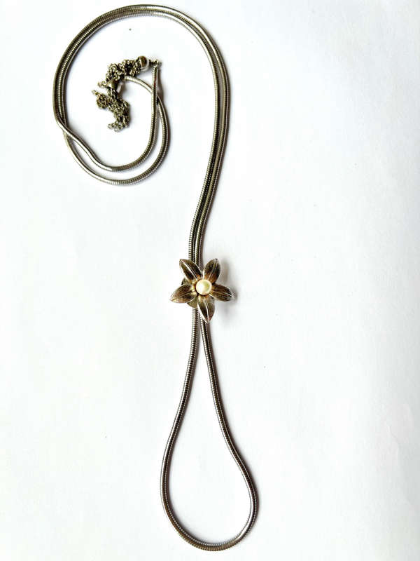 Necklace - Flapper Style 1920's. Flower Slider with Pearly Bead in Middle. Silver Tone ML1826