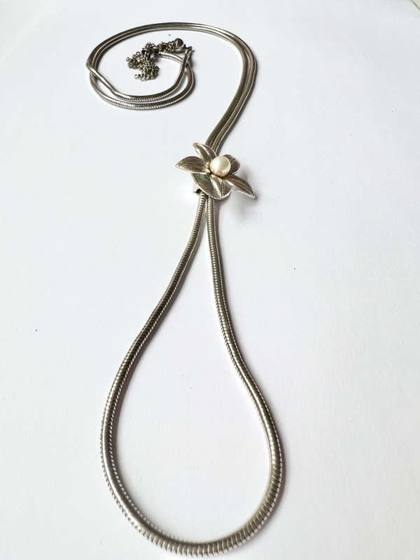 Necklace - Flapper Style 1920's. Flower Slider with Pearly Bead in Middle. Silver Tone ML1826