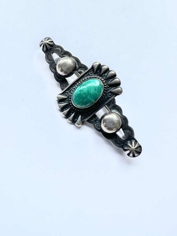 Brooch - Vintage Oval Green Stone in Centre. Sterling Scalloped Design ML1843
