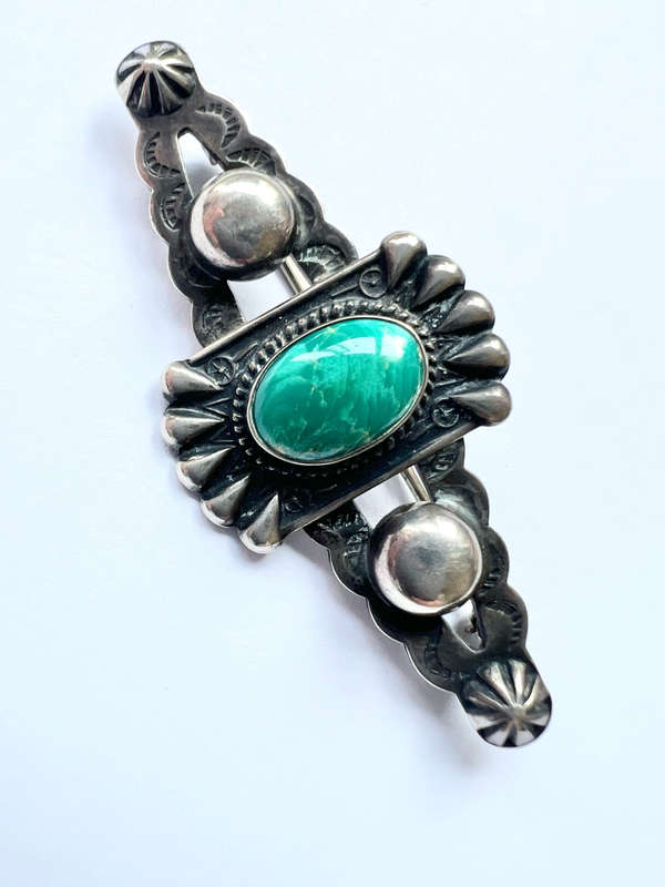 Brooch - Vintage Oval Green Stone in Centre. Sterling Scalloped Design ML1843