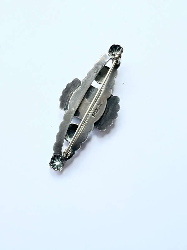 Brooch - Vintage Oval Green Stone in Centre. Sterling Scalloped Design ML1843