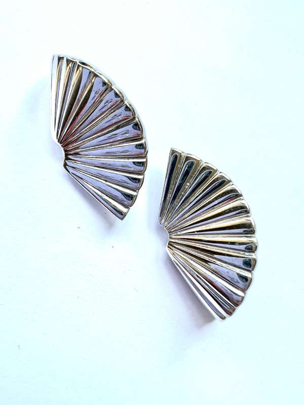 Earrings - Vintage Clip ons. Silver Tone Fan Shape with a Twist ML1848