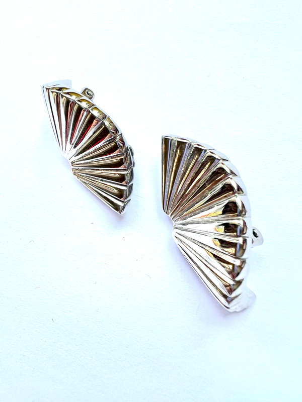 Earrings - Vintage Clip ons. Silver Tone Fan Shape with a Twist ML1848