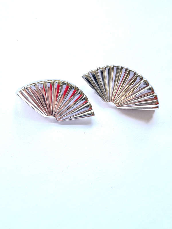 Earrings - Vintage Clip ons. Silver Tone Fan Shape with a Twist ML1848