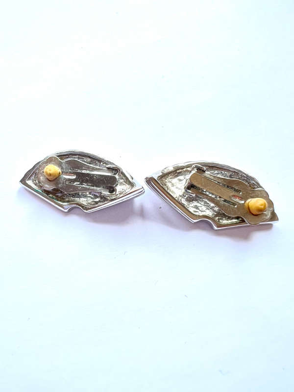 Earrings - Vintage Clip ons. Silver Tone Fan Shape with a Twist ML1848