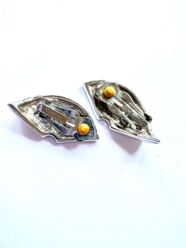 Earrings - Vintage Clip ons. Silver Tone Fan Shape with a Twist ML1848