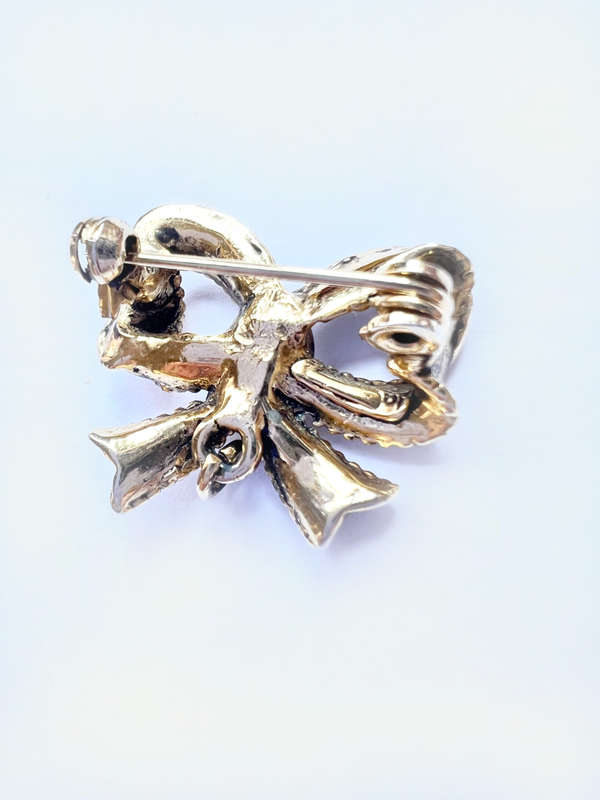 Brooch - Vintage Gold Tone Bow Pin. Oval Clear Stone in Centre ML1856