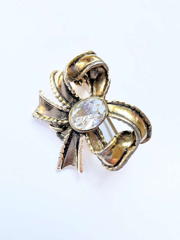 Brooch - Vintage Gold Tone Bow Pin. Oval Clear Stone in Centre ML1856