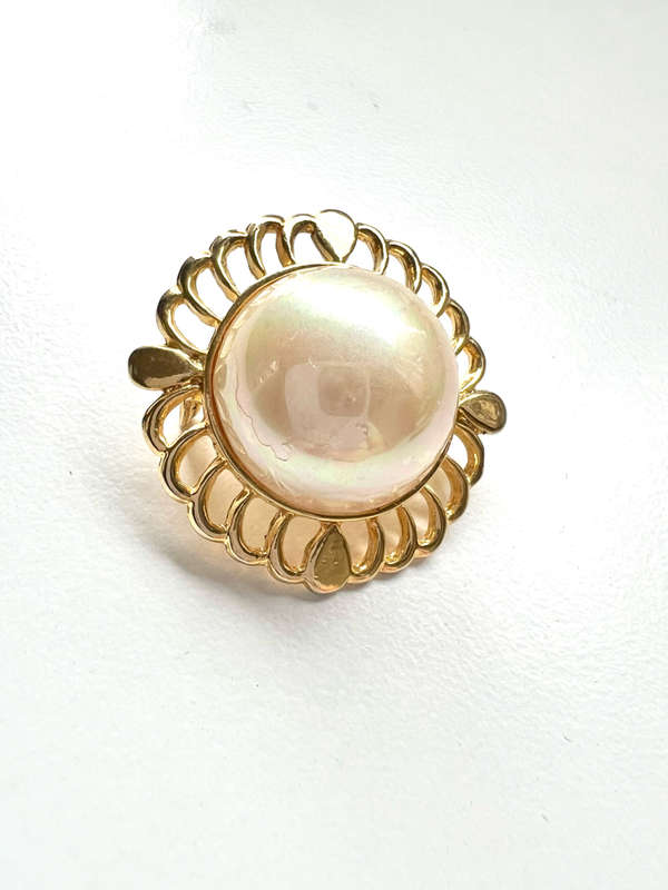 Brooch - Vintage Round Gold Tone Faux Mabe Centre Pearl. Swirl Border ML1863