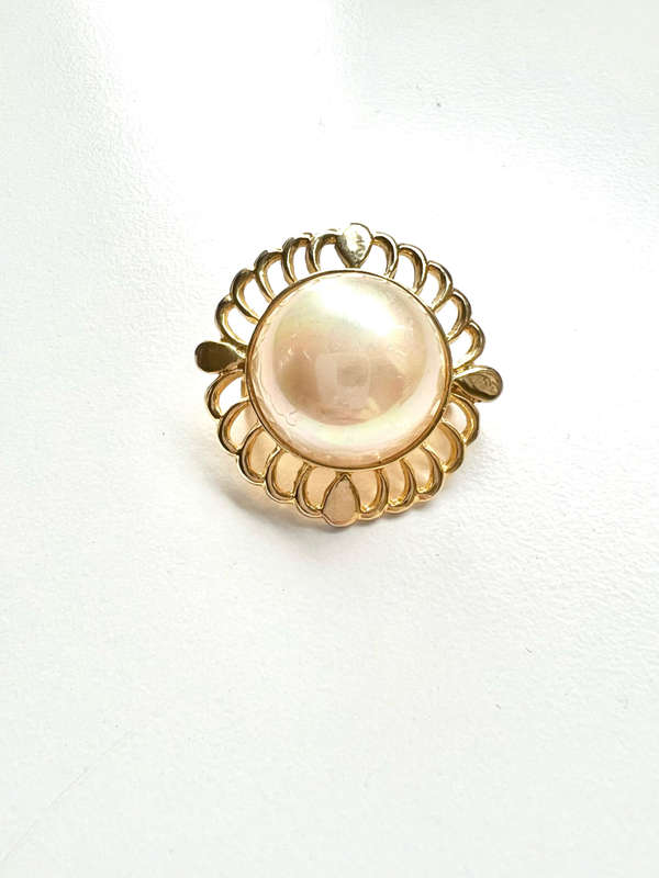 Brooch - Vintage Round Gold Tone Faux Mabe Centre Pearl. Swirl Border ML1863