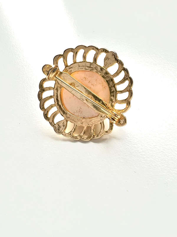 Brooch - Vintage Round Gold Tone Faux Mabe Centre Pearl. Swirl Border ML1863