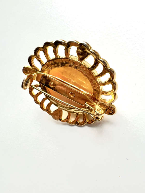 Brooch - Vintage Round Gold Tone Faux Mabe Centre Pearl. Swirl Border ML1863