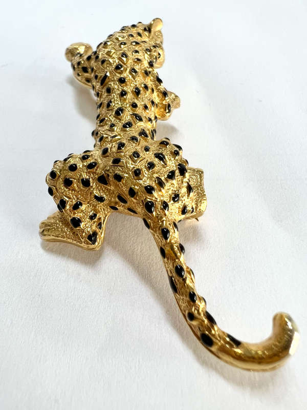 Brooch - 1980 Retro Climbing Leopard Design. Gold Tone with Black Spots. Green Glass Eye ML1881