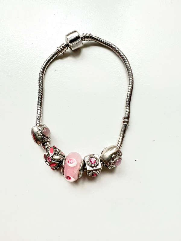 Bracelet - Charm Bracelet. Silver Tone. Pretty In Pink ML1890