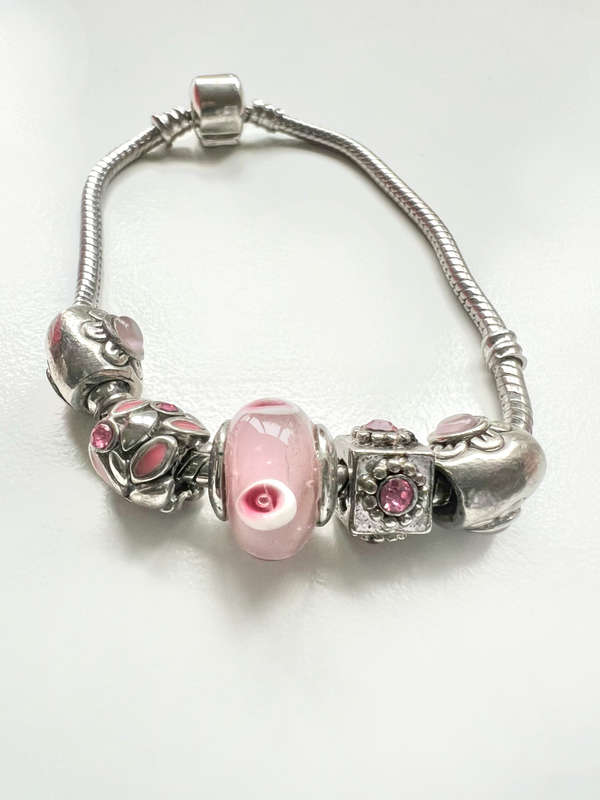 Bracelet - Charm Bracelet. Silver Tone. Pretty In Pink ML1890