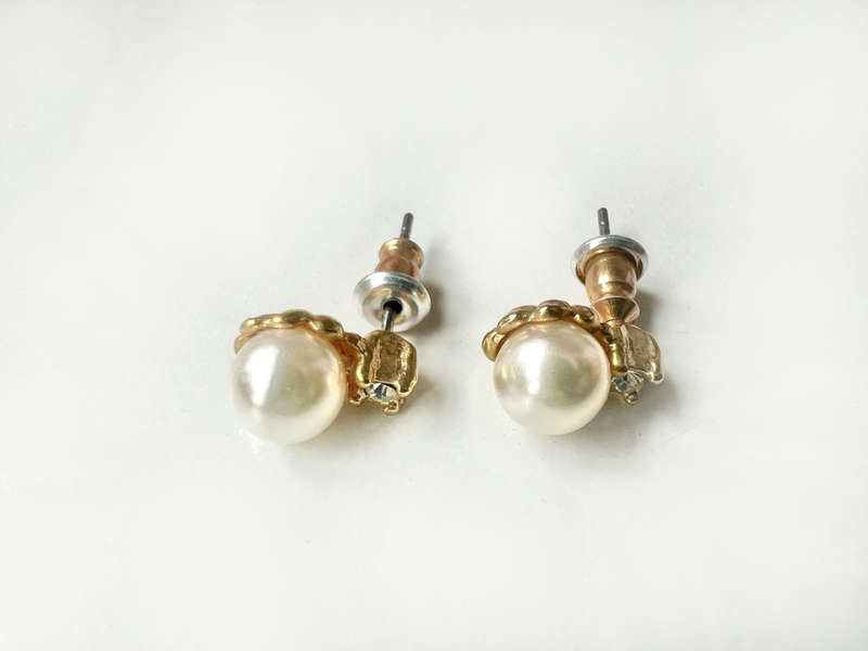 Earrings - Stud Earrings. Faux Pearl & Shiny Stone ML1898