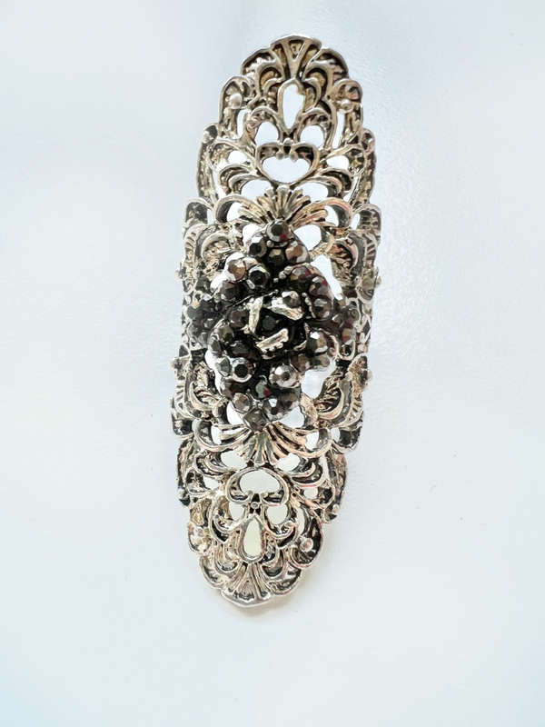 Ring - Vintage Filligree Silver Tone. Large Design with Black Chipped Stones in Centre ML1904