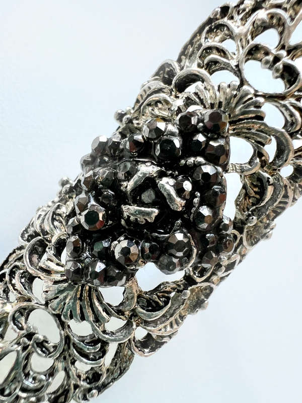 Ring - Vintage Filligree Silver Tone. Large Design with Black Chipped Stones in Centre ML1904