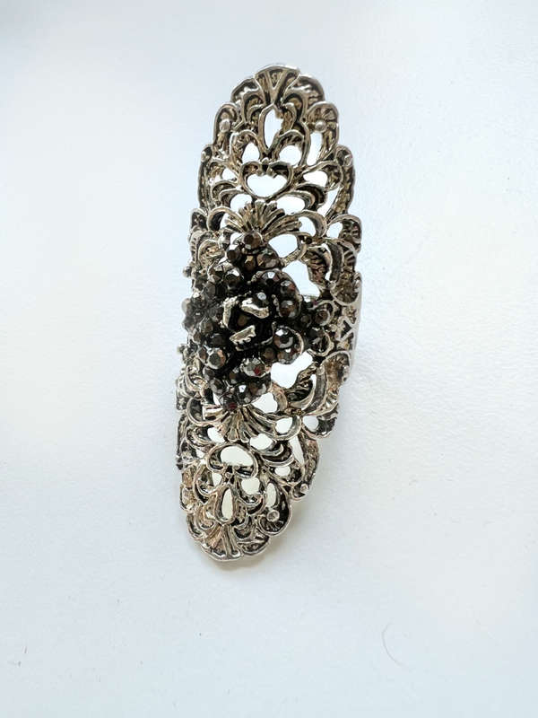 Ring - Vintage Filligree Silver Tone. Large Design with Black Chipped Stones in Centre ML1904