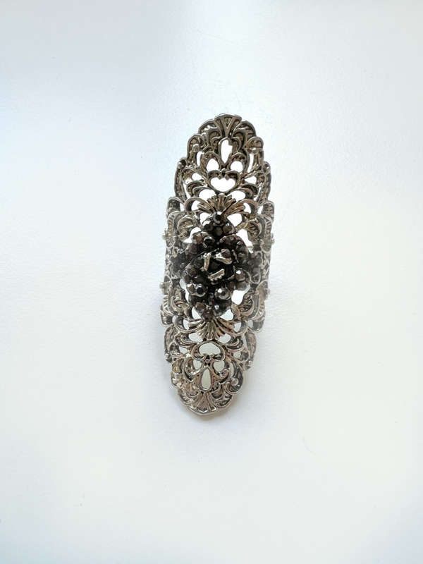 Ring - Vintage Filligree Silver Tone. Large Design with Black Chipped Stones in Centre ML1904