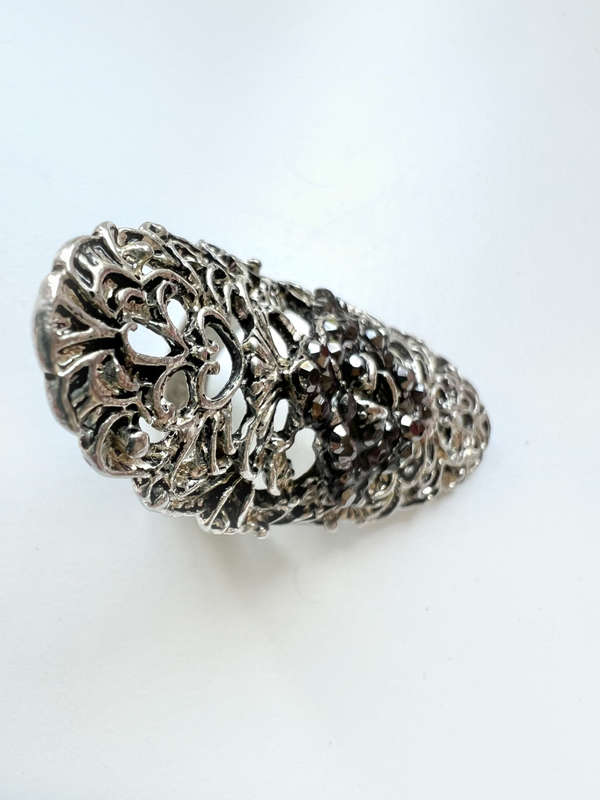 Ring - Vintage Filligree Silver Tone. Large Design with Black Chipped Stones in Centre ML1904