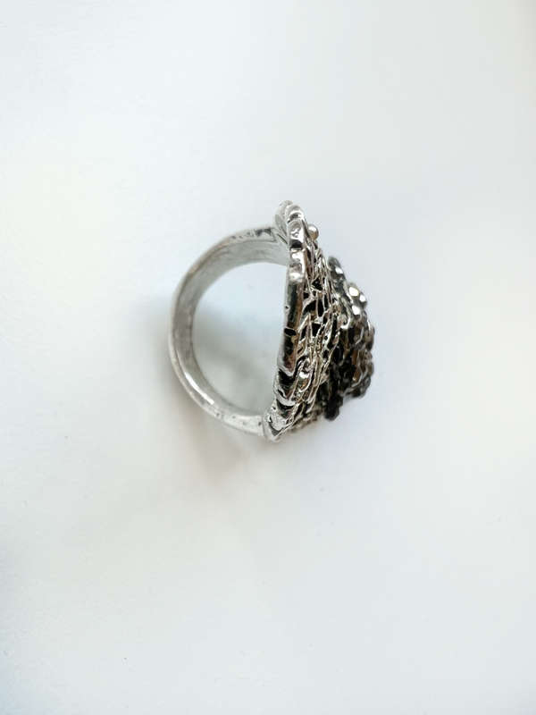 Ring - Vintage Filligree Silver Tone. Large Design with Black Chipped Stones in Centre ML1904