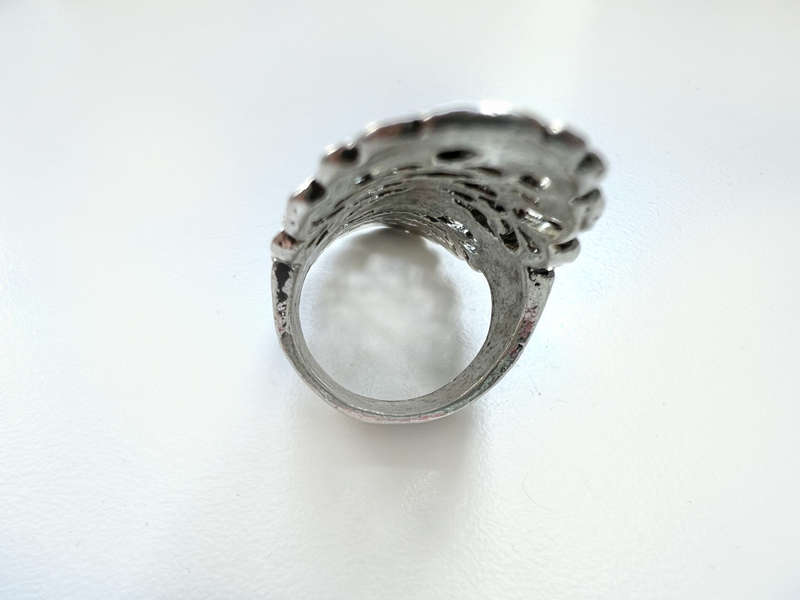 Ring - Vintage Filligree Silver Tone. Large Design with Black Chipped Stones in Centre ML1904