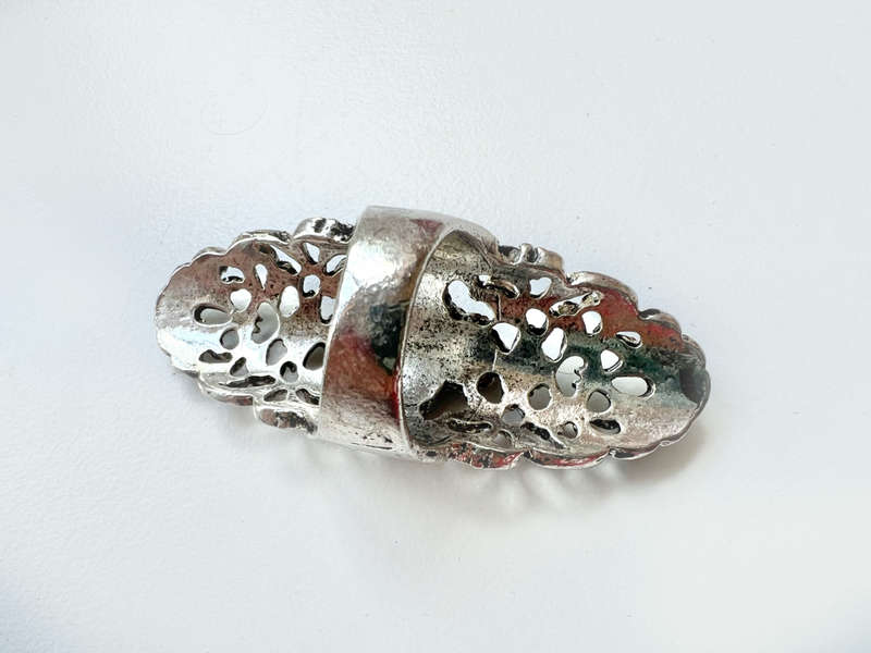 Ring - Vintage Filligree Silver Tone. Large Design with Black Chipped Stones in Centre ML1904