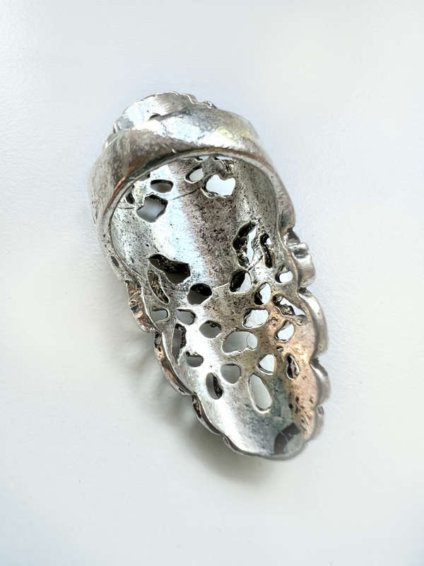 Ring - Vintage Filligree Silver Tone. Large Design with Black Chipped Stones in Centre ML1904