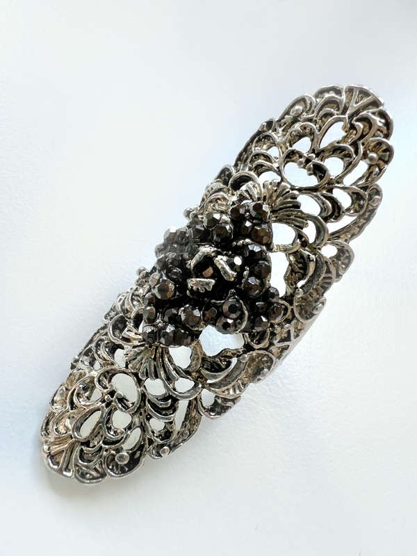 Ring - Vintage Filligree Silver Tone. Large Design with Black Chipped Stones in Centre ML1904
