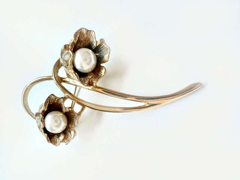 Brooch - Vintage Gold Tone Flower Design. Faux Pearl Centre ML1932