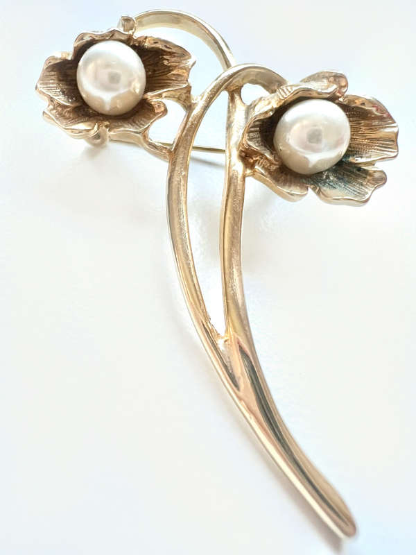 Brooch - Vintage Gold Tone Flower Design. Faux Pearl Centre ML1932