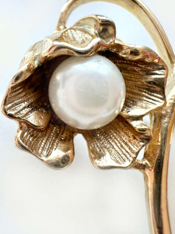 Brooch - Vintage Gold Tone Flower Design. Faux Pearl Centre ML1932