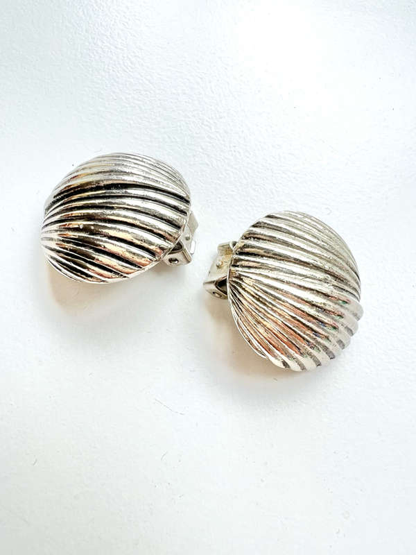 Earrings - Vintage Round Shell Design Silver Tone Clip Ons ML1955