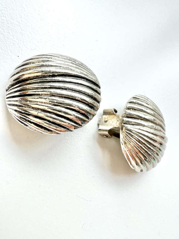 Earrings - Vintage Round Shell Design Silver Tone Clip Ons ML1955