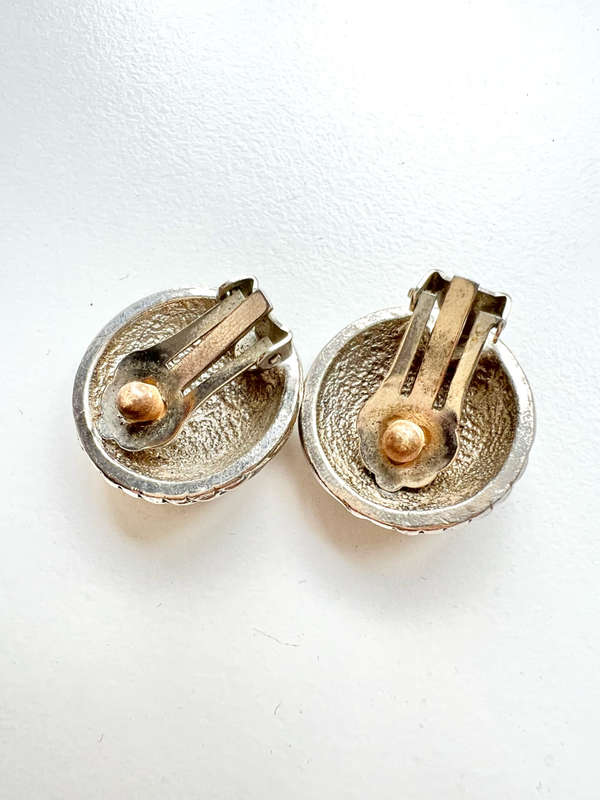 Earrings - Vintage Round Shell Design Silver Tone Clip Ons ML1955