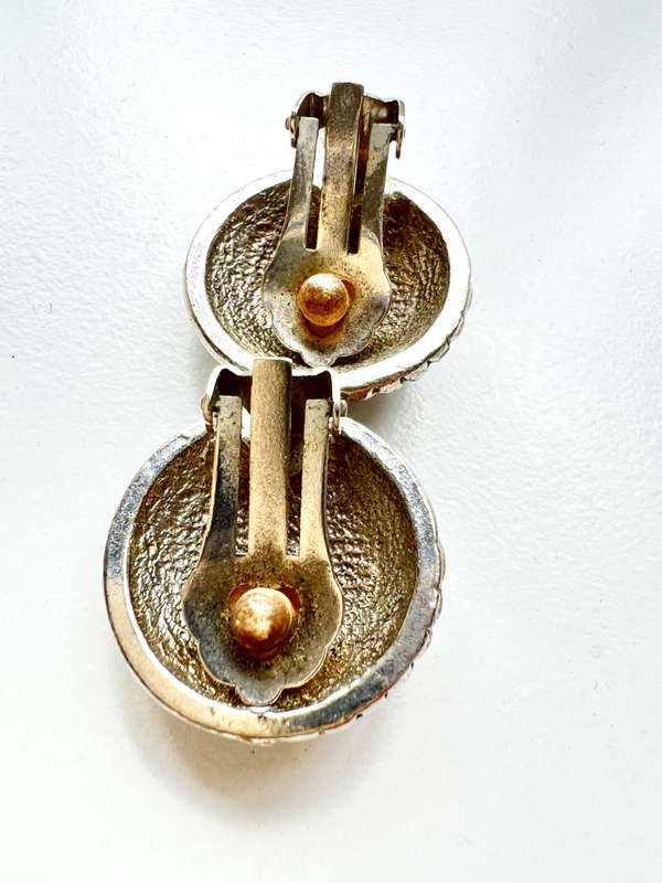 Earrings - Vintage Round Shell Design Silver Tone Clip Ons ML1955