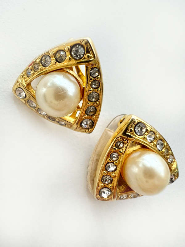 Earrings - Vintage Gold Tone Clip Ons. Centre Faux Pearl ML1981