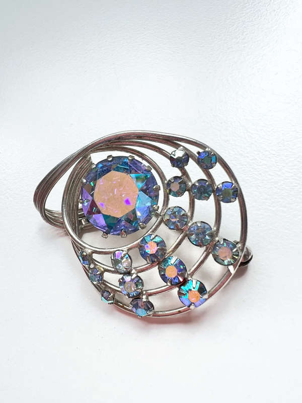 Brooch - Vintage Swirl Design with One Large and 17 Small Rhinestones. Silver Tone ML1989