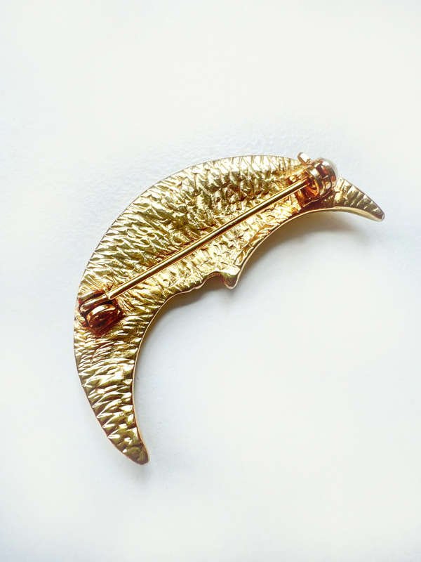 Brooch - Vintage Gold Tone Brooch. Crescent Moon with Diamantes ML1995