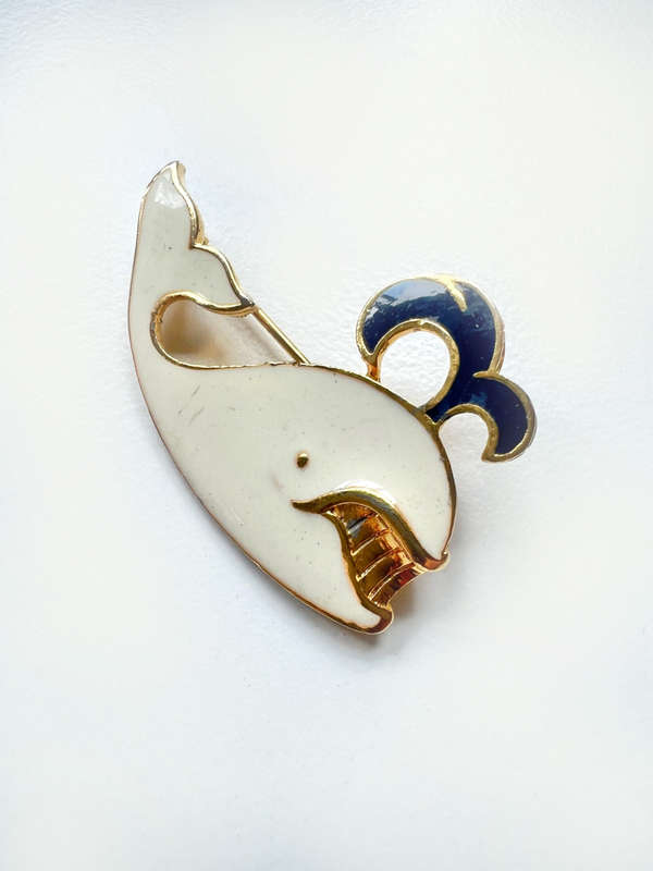 Brooch - Vintage Gold Tone Enamel Moby Dick Whale Brooch Pin ML1996