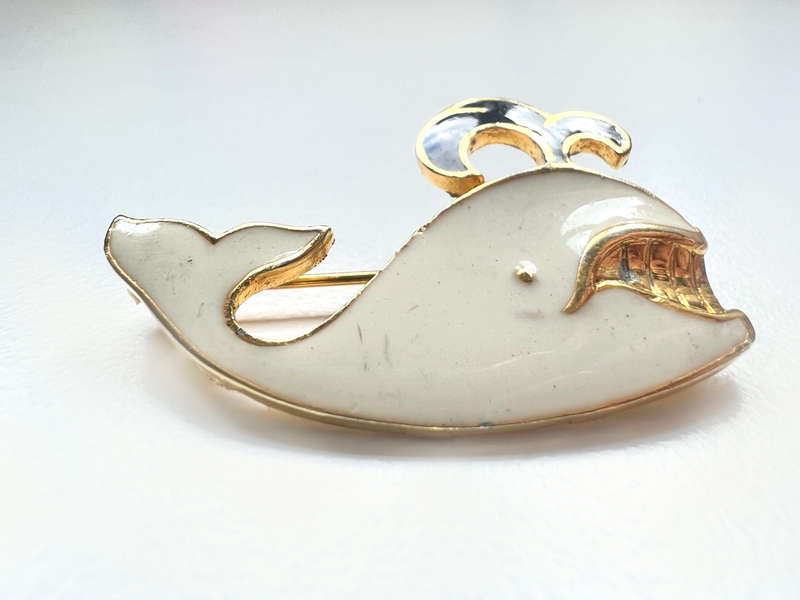 Brooch - Vintage Gold Tone Enamel Moby Dick Whale Brooch Pin ML1996