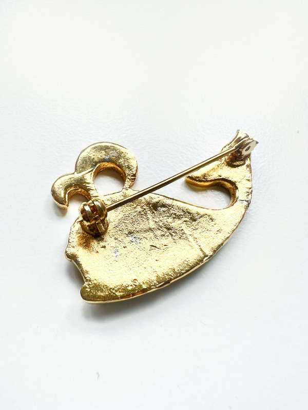 Brooch - Vintage Gold Tone Enamel Moby Dick Whale Brooch Pin ML1996