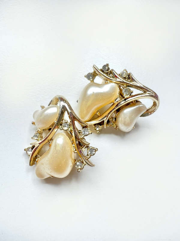 Earrings - Vintage Faux Pearl and Diamante Clip On Earrings. Gold Tone ML1997