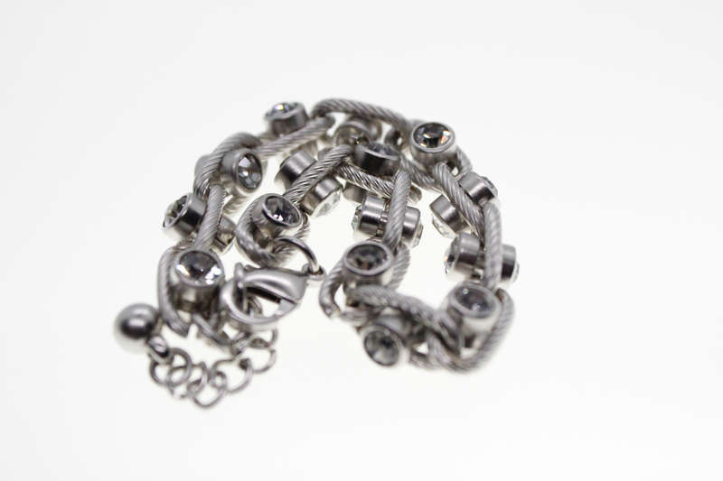 Bracelet - Fashion Silver Tone Link Style Bracelet with Diamantes in Between Each Link - ML2345