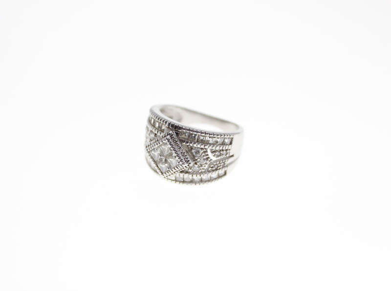 Ring - Vintage 925 Silver Ring with Diamantes and Large Centre Square Shaped Diamante - ML2410